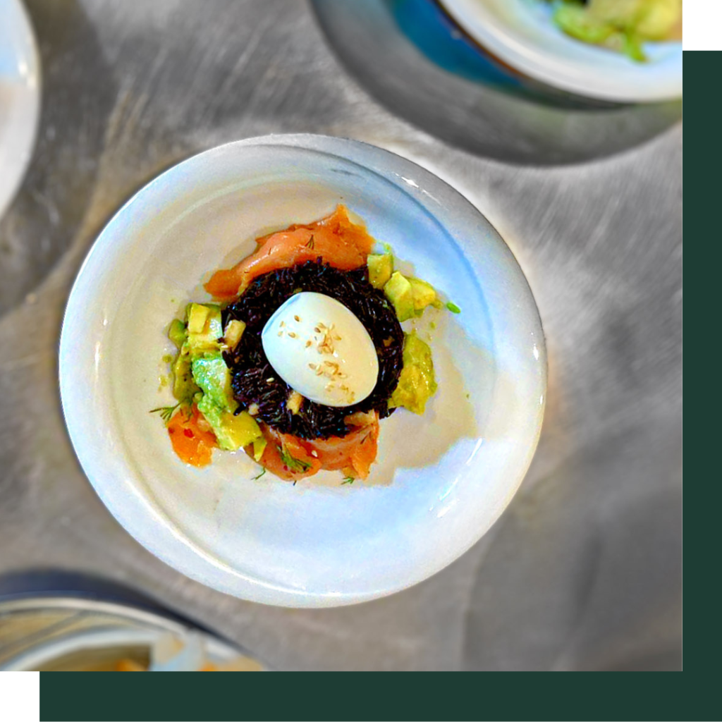Riz noir, truite et oeuf mollet